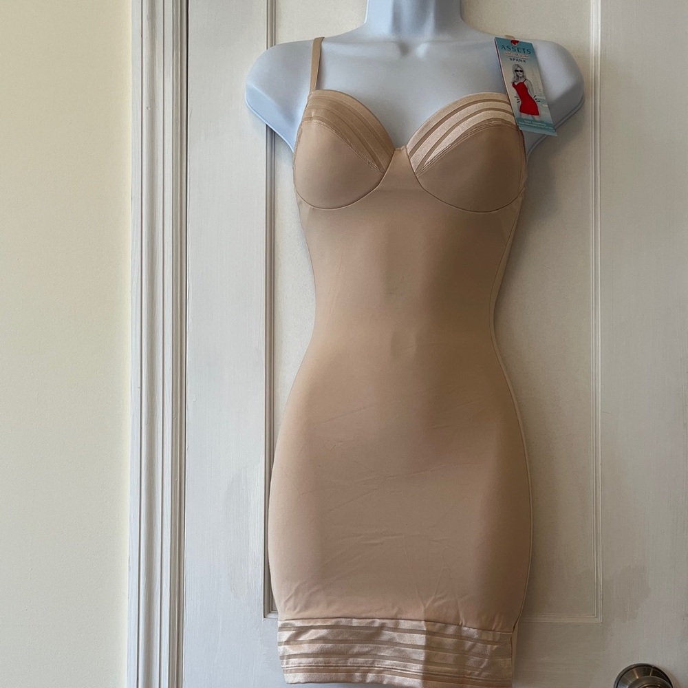 NWT SPANX Assets Full Slip Adjustable Red Hot Shapers‎ Women’s Small Nude Sexy